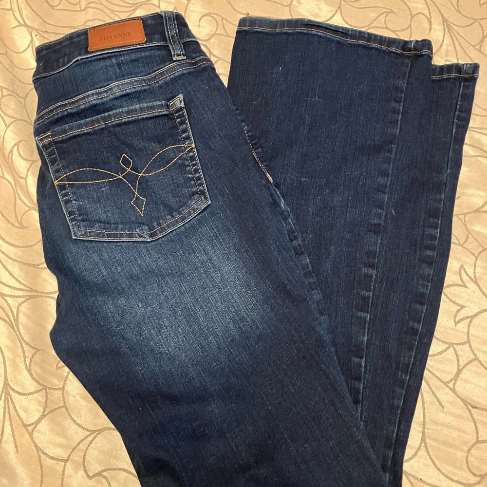 Shyanne Aria mid rise bootcut jeans. Size 31, 32” inseam